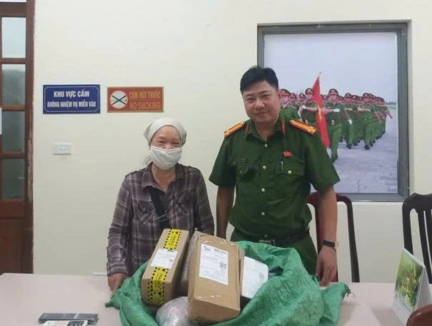 Người phụ nữ SN 1978 trình báo đánh rơi túi xách chứa 56.000.000 đồng ở ngã 3 đường, công an cơ sở lập tức rà soát suốt 50km để xác minh Người phụ nữ SN 1978 trình báo đánh rơi túi xách chứa 56.000.000 đồng ở ngã 3 đường, công an cơ sở lập tức rà soát suốt 50km để xác minh