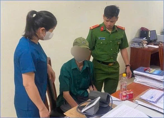 Người phụ nữ SN 1978 trình báo đánh rơi túi xách chứa 56.000.000 đồng ở ngã 3 đường, công an cơ sở lập tức rà soát suốt 50km để xác minh Người phụ nữ SN 1978 trình báo đánh rơi túi xách chứa 56.000.000 đồng ở ngã 3 đường, công an cơ sở lập tức rà soát suốt 50km để xác minh
