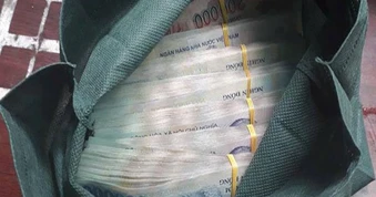 Người phụ nữ SN 1978 trình báo đánh rơi túi xách chứa 56.000.000 đồng ở ngã 3 đường, công an cơ sở lập tức rà soát suốt 50km để xác minh