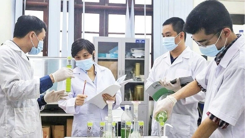 Người Việt phát minh ra loại phụ gia giúp tiết kiệm 3.500 đồng mỗi lít xăng dầu Người Việt phát minh ra loại phụ gia giúp tiết kiệm 3.500 đồng mỗi lít xăng dầu