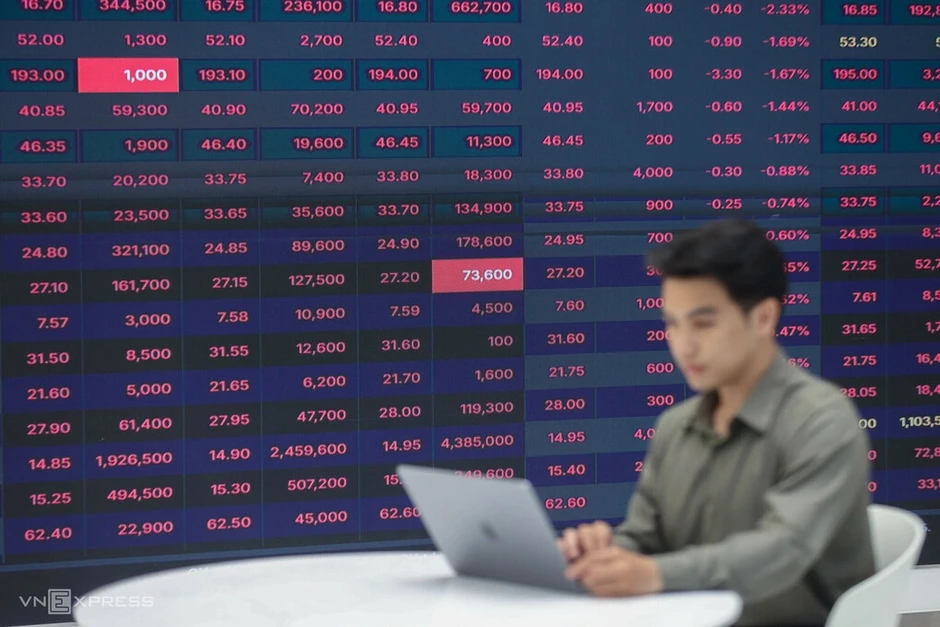 Nhà đầu tư chứng khoán 'ngậm trái đắng' vì tin lời AI