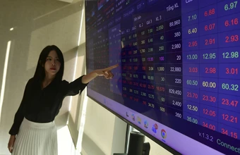 Nhà đầu tư rót tiền vào cổ phiếu ngân hàng