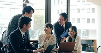 Nhân viên đi làm 490 năm mới kiếm được lương bằng sếp làm 1 năm