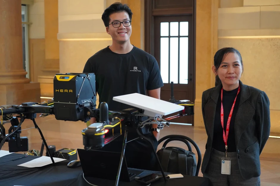 Nhét gọn vào ba lô cá nhân, mang 4 camera, sức nâng lên đến 15kg: Thiết bị do Tiến sĩ Việt tạo ra đã vượt 'khe cửa hẹp' của Bộ Chiến tranh Mỹ Nhét gọn vào ba lô cá nhân, mang 4 camera, sức nâng lên đến 15kg: Thiết bị do Tiến sĩ Việt tạo ra đã vượt 'khe cửa hẹp' của Bộ Chiến tranh Mỹ