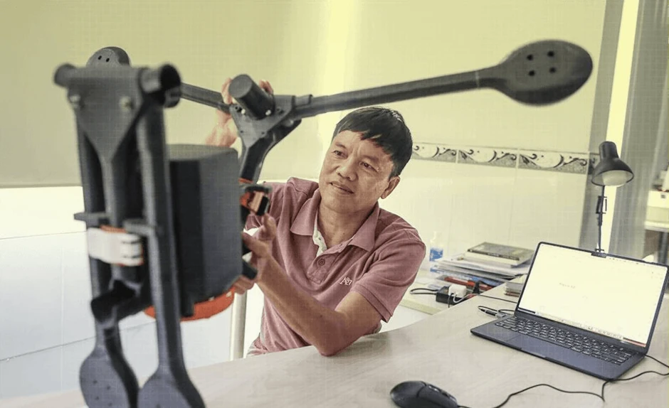 Nhét gọn vào ba lô cá nhân, mang 4 camera, sức nâng lên đến 15kg: Thiết bị do Tiến sĩ Việt tạo ra đã vượt 'khe cửa hẹp' của Bộ Chiến tranh Mỹ Nhét gọn vào ba lô cá nhân, mang 4 camera, sức nâng lên đến 15kg: Thiết bị do Tiến sĩ Việt tạo ra đã vượt 'khe cửa hẹp' của Bộ Chiến tranh Mỹ