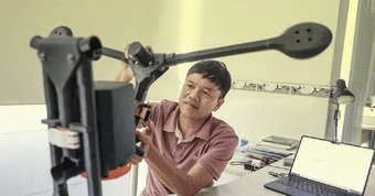 Nhét gọn vào ba lô cá nhân, mang 4 camera, sức nâng lên đến 15kg: Thiết bị do Tiến sĩ Việt tạo ra đã vượt 'khe cửa hẹp' của Bộ Chiến tranh Mỹ