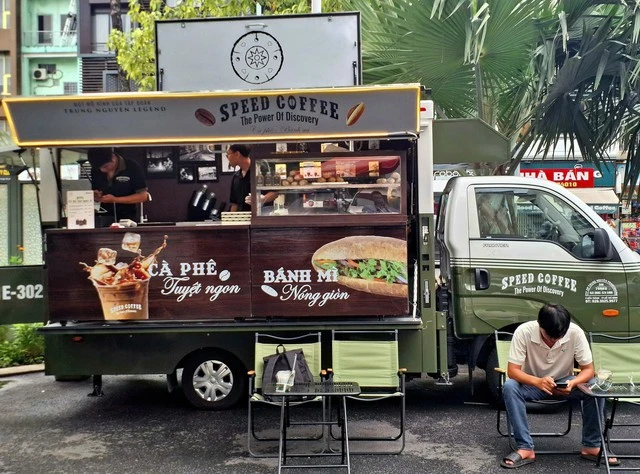 Những kiosk bán cà phê vỉa hè của ông Đặng Lê Nguyên Vũ vừa xuất hiện, 'lá bài ẩn' nào phía sau chiến lược mới từ Trung Nguyên Legend? Những kiosk bán cà phê vỉa hè của ông Đặng Lê Nguyên Vũ vừa xuất hiện, 'lá bài ẩn' nào phía sau chiến lược mới từ Trung Nguyên Legend?