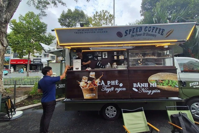 Những kiosk bán cà phê vỉa hè của ông Đặng Lê Nguyên Vũ vừa xuất hiện, 'lá bài ẩn' nào phía sau chiến lược mới từ Trung Nguyên Legend? Những kiosk bán cà phê vỉa hè của ông Đặng Lê Nguyên Vũ vừa xuất hiện, 'lá bài ẩn' nào phía sau chiến lược mới từ Trung Nguyên Legend?
