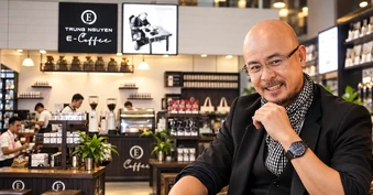 Ông Đặng Lê Nguyên Vũ đang tuyển người phụ nấu phở, rang cơm tại TP.HCM, ưu tiên chăm chỉ, chịu được áp lực giờ cao điểm, vị trí tương tự từng trả 9 - 12 triệu đồng/tháng