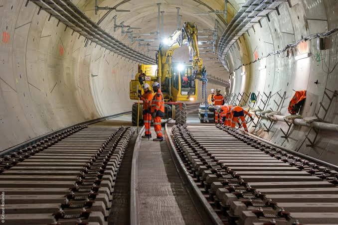 Ông Phạm Nhật Vượng đặt hơn 100 dây chuyền TBM làm metro Hà Nội: Kỷ lục thế giới là 23 máy cùng chạy, Trung Quốc từng cần tới 201 máy Ông Phạm Nhật Vượng đặt hơn 100 dây chuyền TBM làm metro Hà Nội: Kỷ lục thế giới là 23 máy cùng chạy, Trung Quốc từng cần tới 201 máy