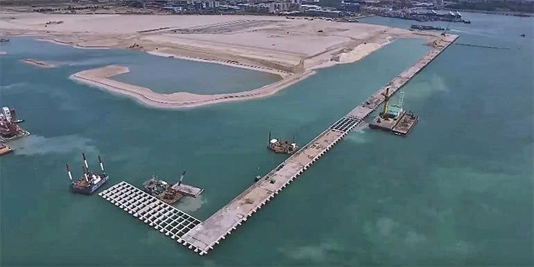 Phát hiện hàng rào bê tông cao 28m chạy dài 8,6km dưới biển, làm lung lay vị trí số 1 thế giới của Trung Quốc, dự án 40 tỷ USD gây choáng Phát hiện hàng rào bê tông cao 28m chạy dài 8,6km dưới biển, làm lung lay vị trí số 1 thế giới của Trung Quốc, dự án 40 tỷ USD gây choáng