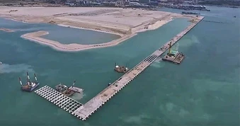 Phát hiện hàng rào bê tông cao 28m chạy dài 8,6km dưới biển, làm lung lay vị trí số 1 thế giới của Trung Quốc, dự án 40 tỷ USD gây choáng