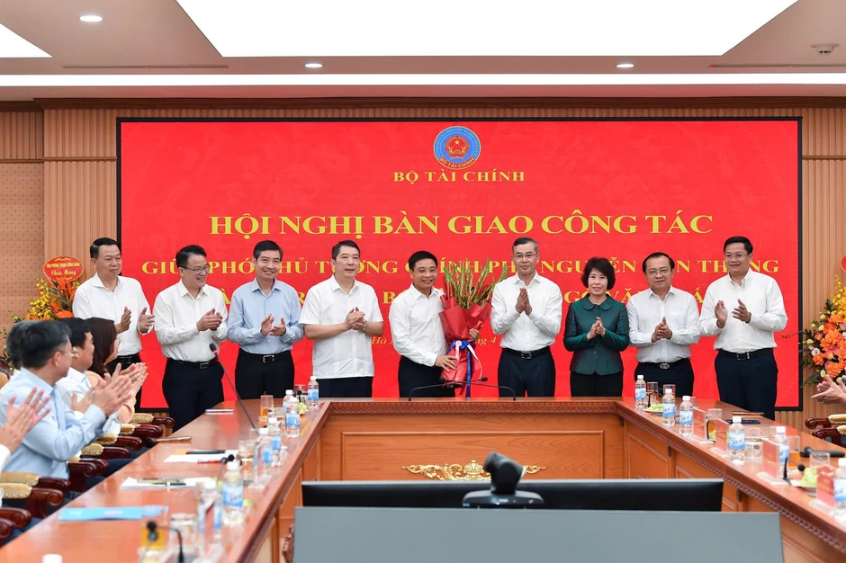 Phó Thủ tướng Nguyễn Văn Thắng và Bộ trưởng Tài chính Ngô Văn Tuấn bàn giao công tác Phó Thủ tướng Nguyễn Văn Thắng và Bộ trưởng Tài chính Ngô Văn Tuấn bàn giao công tác