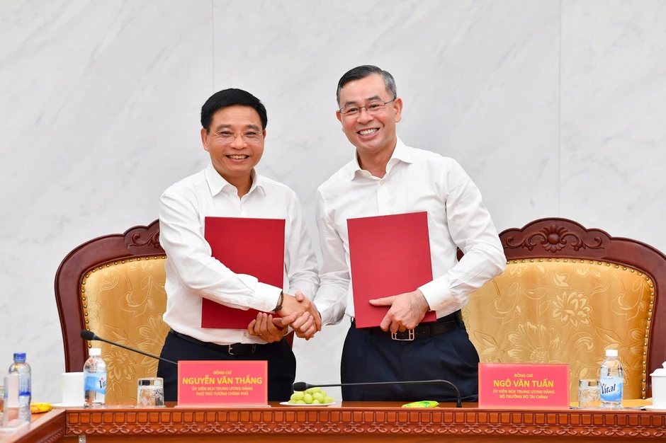Phó Thủ tướng Nguyễn Văn Thắng và Bộ trưởng Tài chính Ngô Văn Tuấn bàn giao công tác Phó Thủ tướng Nguyễn Văn Thắng và Bộ trưởng Tài chính Ngô Văn Tuấn bàn giao công tác