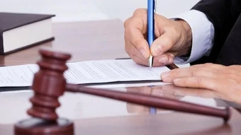 Sắc đỏ chiếm ưu thế, VN-Index lùi về dưới mốc 1.700 điểm