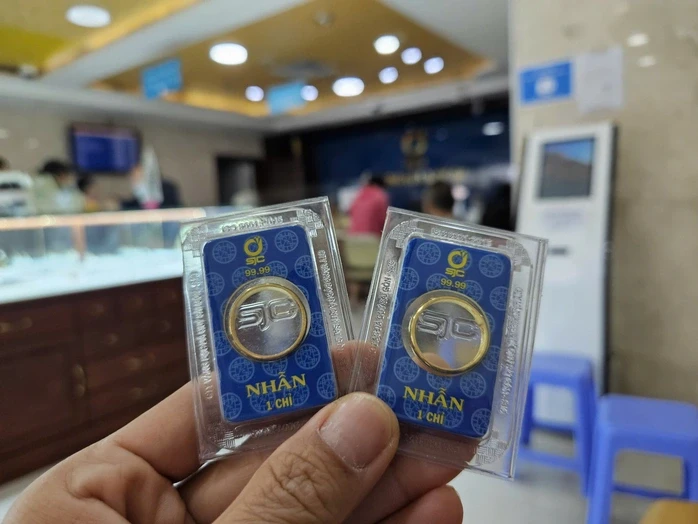Sáng 27-5, giá vàng giảm nhanh, bạc ngược dòng tăng trở lại