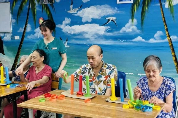 Sáng đưa đi, tối đón về với 200 nghìn đồng/ngày: Dịch vụ bán trú người già xuất hiện tại Hà Nội, Hải Phòng, Hưng Yên, Phú Thọ Sáng đưa đi, tối đón về với 200 nghìn đồng/ngày: Dịch vụ bán trú người già xuất hiện tại Hà Nội, Hải Phòng, Hưng Yên, Phú Thọ