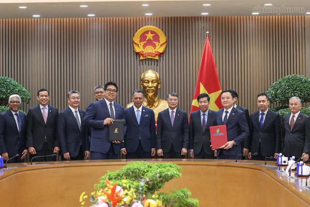 Sau dự án mang về hơn 25 tỷ USD, DN Malaysia ngỏ lời cung cấp "vàng lỏng", chuyển giao công nghệ cho Việt Nam Sau dự án mang về hơn 25 tỷ USD, DN Malaysia ngỏ lời cung cấp "vàng lỏng", chuyển giao công nghệ cho Việt Nam