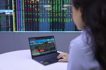 Sếp nhiều doanh nghiệp lớn chi hàng nghìn tỷ 'đỡ' giá cổ phiếu