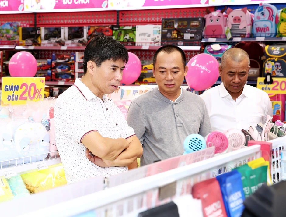 Sếp Thế Giới Di Động muốn bán 2 triệu cổ phiếu, dự thu 170 tỷ đồng Sếp Thế Giới Di Động muốn bán 2 triệu cổ phiếu, dự thu 170 tỷ đồng