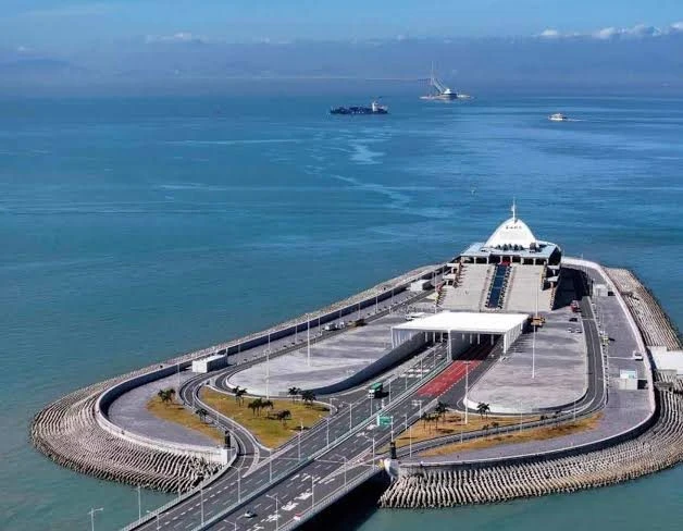 Siêu cầu vượt biển dài nhất thế giới tích hợp 2 đảo nhân tạo, vốn đầu tư 20 tỷ USD: Ngốn lượng thép bằng 60 tháp Eiffel, đường hầm dưới biển được ghép từ 33 đốt khổng lồ nặng 80.000 tấn Siêu cầu vượt biển dài nhất thế giới tích hợp 2 đảo nhân tạo, vốn đầu tư 20 tỷ USD: Ngốn lượng thép bằng 60 tháp Eiffel, đường hầm dưới biển được ghép từ 33 đốt khổng lồ nặng 80.000 tấn