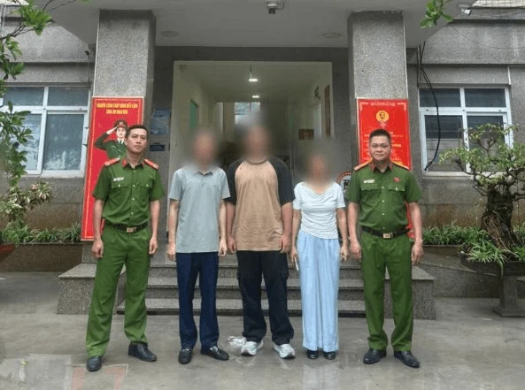Sinh viên năm cuối ĐH Kiến trúc Hà Nội báo gia đình bị bắt cóc, yêu cầu chuẩn bị 150 triệu đồng chuộc người: Công an khẩn trương xác minh hành trình của nạn nhân Sinh viên năm cuối ĐH Kiến trúc Hà Nội báo gia đình bị bắt cóc, yêu cầu chuẩn bị 150 triệu đồng chuộc người: Công an khẩn trương xác minh hành trình của nạn nhân