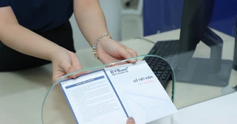 Sổ tiết kiệm có thể sang tên cho người khác không, có bị mất lãi?