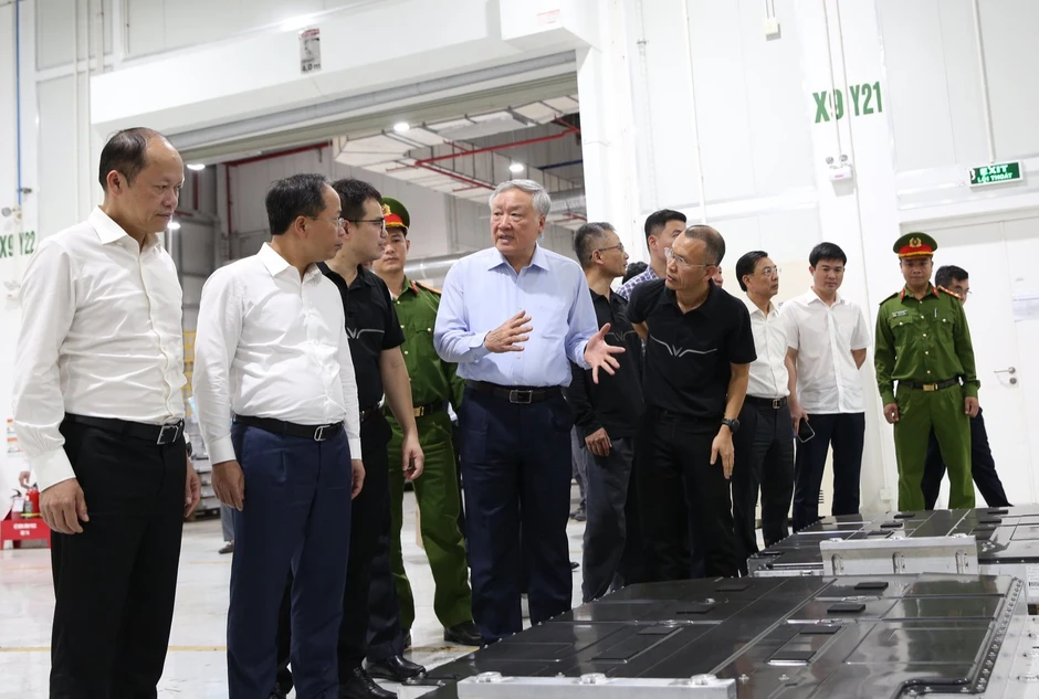 Thăm nhà máy VinFast, Phó Thủ tướng chỉ ra hướng đi tiên phong của Tập đoàn tỷ phú Phạm Nhật Vượng Thăm nhà máy VinFast, Phó Thủ tướng chỉ ra hướng đi tiên phong của Tập đoàn tỷ phú Phạm Nhật Vượng