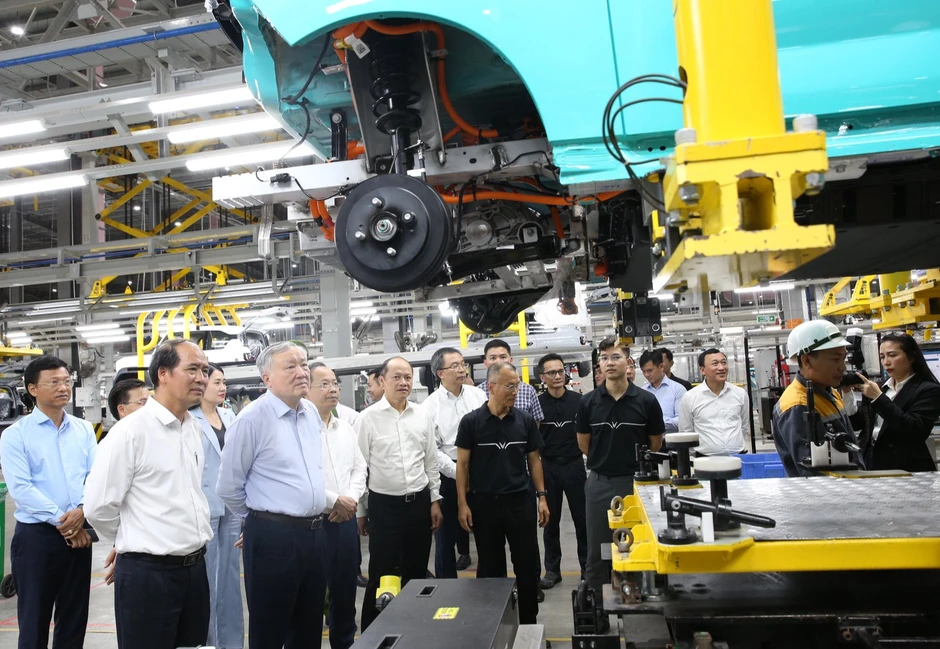 Thăm nhà máy VinFast, Phó Thủ tướng chỉ ra hướng đi tiên phong của Tập đoàn tỷ phú Phạm Nhật Vượng Thăm nhà máy VinFast, Phó Thủ tướng chỉ ra hướng đi tiên phong của Tập đoàn tỷ phú Phạm Nhật Vượng