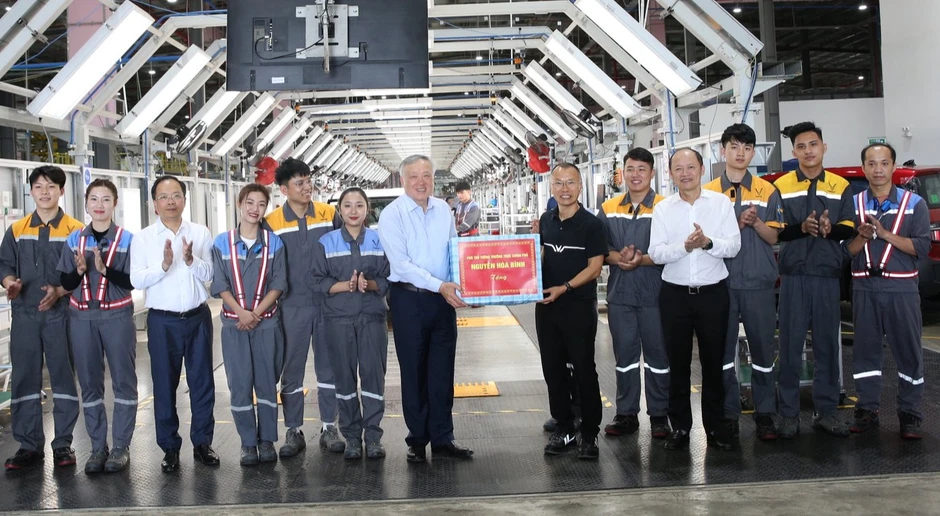 Thăm nhà máy VinFast, Phó Thủ tướng chỉ ra hướng đi tiên phong của Tập đoàn tỷ phú Phạm Nhật Vượng Thăm nhà máy VinFast, Phó Thủ tướng chỉ ra hướng đi tiên phong của Tập đoàn tỷ phú Phạm Nhật Vượng