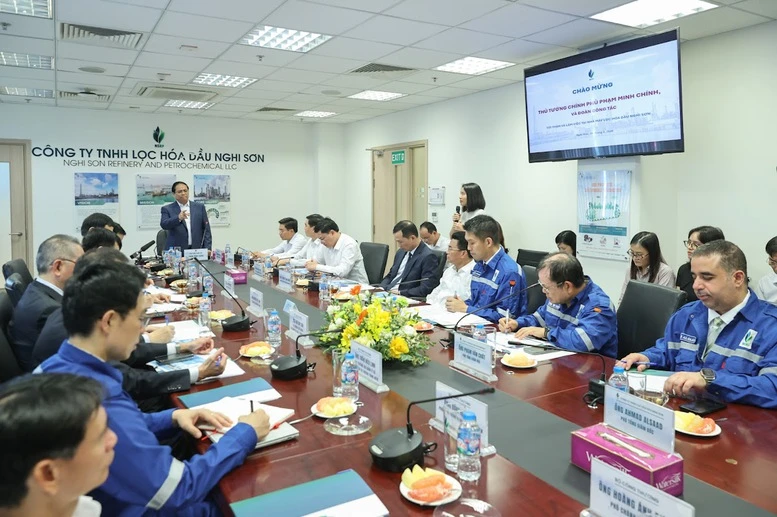 Thủ tướng làm việc tại Nhà máy Lọc hóa dầu Nghi Sơn và khảo sát địa điểm xây dựng kho dầu chiến lược Thủ tướng làm việc tại Nhà máy Lọc hóa dầu Nghi Sơn và khảo sát địa điểm xây dựng kho dầu chiến lược