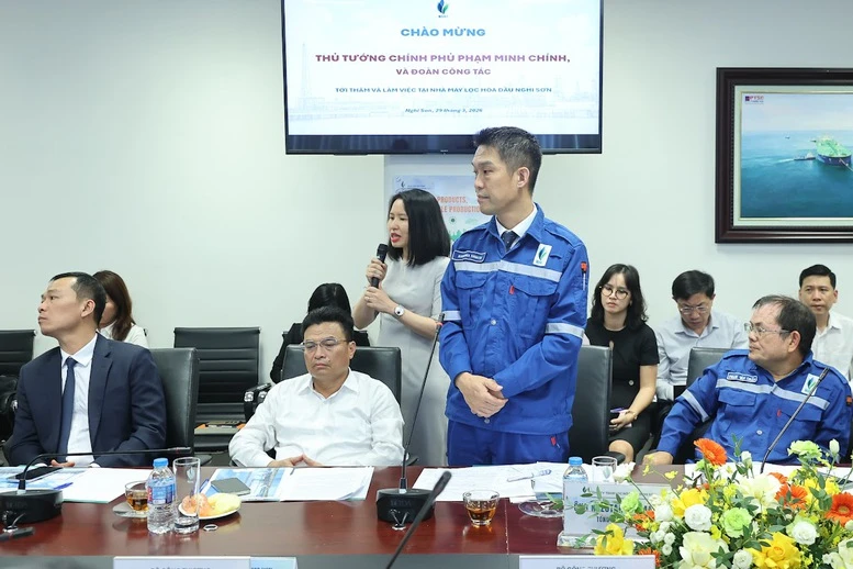 Thủ tướng làm việc tại Nhà máy Lọc hóa dầu Nghi Sơn và khảo sát địa điểm xây dựng kho dầu chiến lược Thủ tướng làm việc tại Nhà máy Lọc hóa dầu Nghi Sơn và khảo sát địa điểm xây dựng kho dầu chiến lược