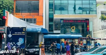 Tiệm kim cương ở TPHCM đông đúc, khách nói bán xong nhận tiền sau vài ngày