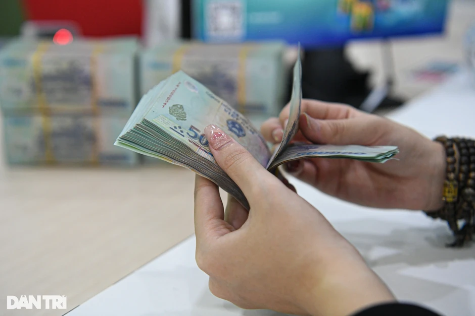 Tiền gửi của người dân vào ngân hàng lập kỷ lục 10,3 triệu tỷ đồng Tiền gửi của người dân vào ngân hàng lập kỷ lục 10,3 triệu tỷ đồng