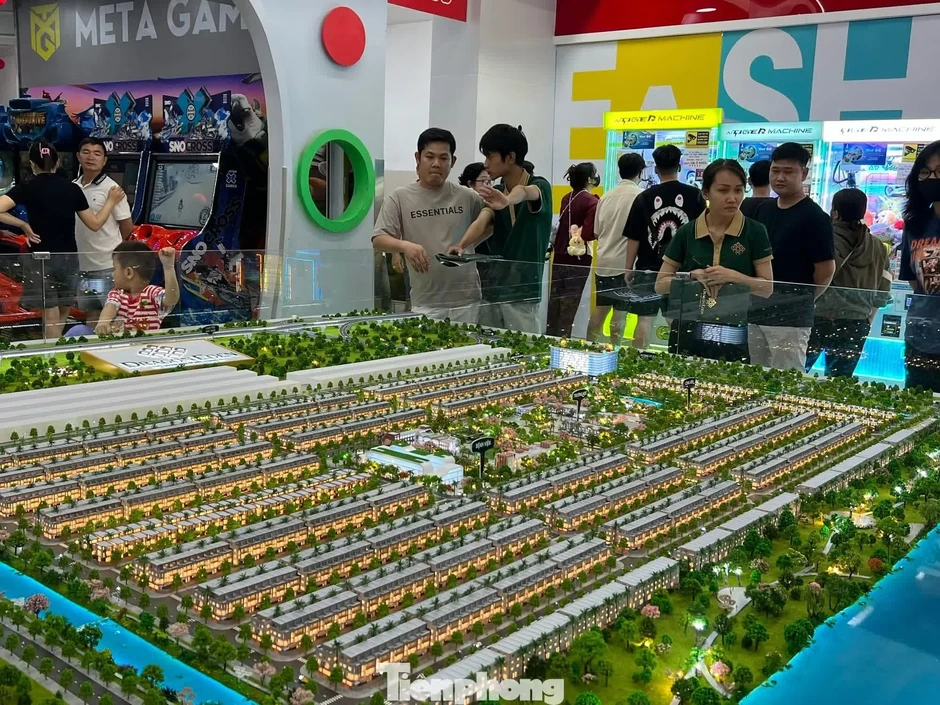 Tiền gửi ngân hàng tăng kỷ lục, nguồn vốn khổng lồ đang chảy về đâu? Tiền gửi ngân hàng tăng kỷ lục, nguồn vốn khổng lồ đang chảy về đâu?