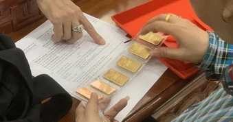 Tối 28-4, giá vàng thế giới đang giảm rất nhanh