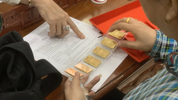 Tối 28-4, giá vàng thế giới đang giảm rất nhanh Tối 28-4, giá vàng thế giới đang giảm rất nhanh