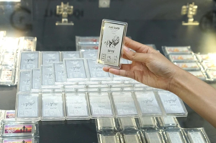 Tối 29-5, giá vàng tăng rất mạnh, bạc cũng theo sát Tối 29-5, giá vàng tăng rất mạnh, bạc cũng theo sát