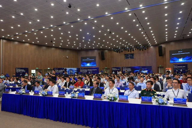 Trung Quốc mang robot tới Hà Nội, cùng Việt Nam khai thác "mỏ vàng nghìn tỷ USD", 2 ĐH là thành viên Trung Quốc mang robot tới Hà Nội, cùng Việt Nam khai thác "mỏ vàng nghìn tỷ USD", 2 ĐH là thành viên