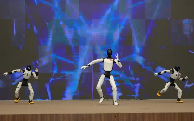 Trung Quốc mang robot tới Hà Nội, cùng Việt Nam khai thác "mỏ vàng nghìn tỷ USD", 2 ĐH là thành viên Trung Quốc mang robot tới Hà Nội, cùng Việt Nam khai thác "mỏ vàng nghìn tỷ USD", 2 ĐH là thành viên