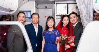 Tỷ phú Nguyễn Thị Phương Thảo xuất hiện tại lễ đưa dâu đặc biệt trên máy bay Vietjet