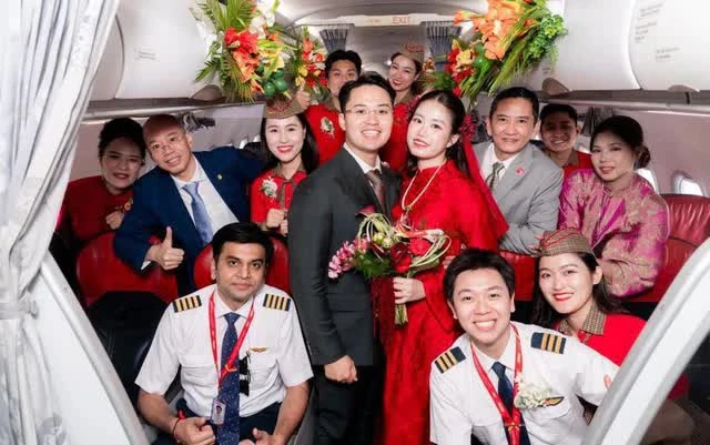 Tỷ phú Nguyễn Thị Phương Thảo xuất hiện tại lễ đưa dâu đặc biệt trên máy bay Vietjet Tỷ phú Nguyễn Thị Phương Thảo xuất hiện tại lễ đưa dâu đặc biệt trên máy bay Vietjet