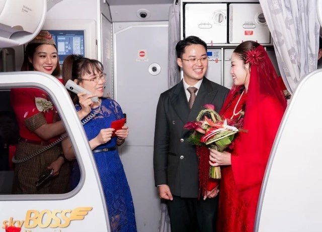 Tỷ phú Nguyễn Thị Phương Thảo xuất hiện tại lễ đưa dâu đặc biệt trên máy bay Vietjet Tỷ phú Nguyễn Thị Phương Thảo xuất hiện tại lễ đưa dâu đặc biệt trên máy bay Vietjet