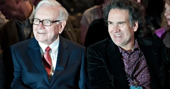 Vì sao con trai Warren Buffett ngoài 20 tuổi mới biết cha là tỷ phú?