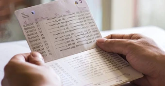 Vì sao nhiều người gửi tiền "đứng ngồi không yên" muốn nhanh tất toán sổ tiết kiệm?