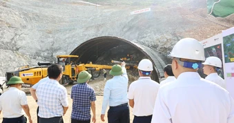 Việt Nam đang đào hầm xuyên núi dài gần 500m, thuộc dự án 24.000 tỷ đồng: Đèo Cả trực tiếp thi công, lãnh đạo tỉnh kỳ vọng hoàn thành ngay năm nay