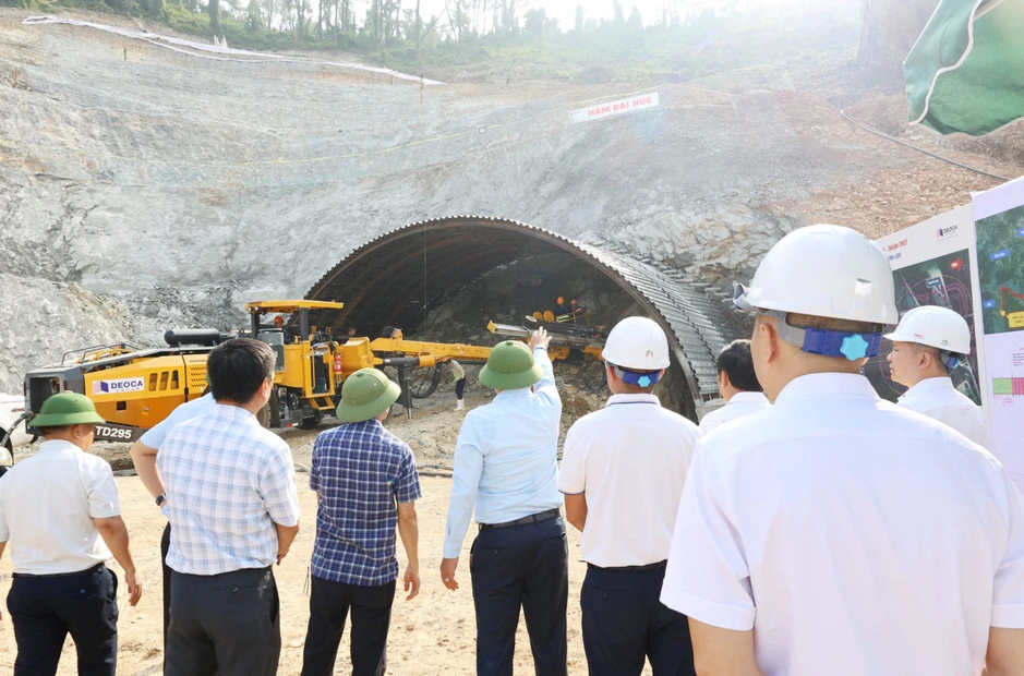 Việt Nam đang đào hầm xuyên núi dài gần 500m, thuộc dự án 24.000 tỷ đồng: Đèo Cả trực tiếp thi công, lãnh đạo tỉnh kỳ vọng hoàn thành ngay năm nay Việt Nam đang đào hầm xuyên núi dài gần 500m, thuộc dự án 24.000 tỷ đồng: Đèo Cả trực tiếp thi công, lãnh đạo tỉnh kỳ vọng hoàn thành ngay năm nay
