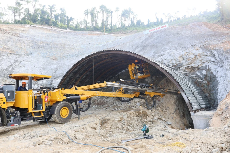 Việt Nam đang đào hầm xuyên núi dài gần 500m, thuộc dự án 24.000 tỷ đồng: Đèo Cả trực tiếp thi công, lãnh đạo tỉnh kỳ vọng hoàn thành ngay năm nay Việt Nam đang đào hầm xuyên núi dài gần 500m, thuộc dự án 24.000 tỷ đồng: Đèo Cả trực tiếp thi công, lãnh đạo tỉnh kỳ vọng hoàn thành ngay năm nay