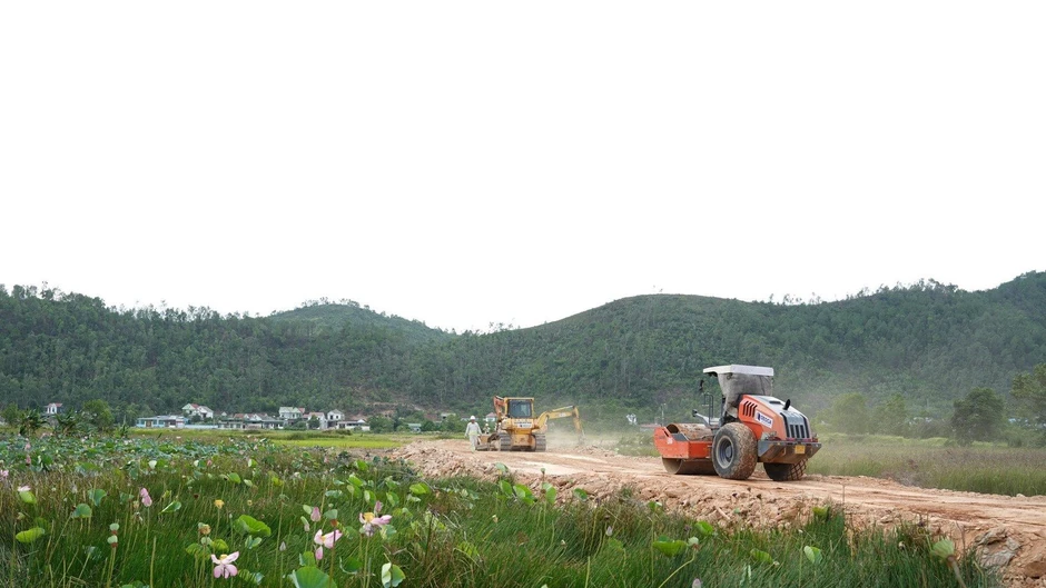 Việt Nam đang xây tuyến cao tốc khổng lồ “ngốn” gần 9,9 triệu m³ đất, gần 1 triệu m³ đá: Gồm 51 cầu, hầm xuyên núi, phải cấp phép thêm hàng loạt mỏ để đáp ứng Việt Nam đang xây tuyến cao tốc khổng lồ “ngốn” gần 9,9 triệu m³ đất, gần 1 triệu m³ đá: Gồm 51 cầu, hầm xuyên núi, phải cấp phép thêm hàng loạt mỏ để đáp ứng