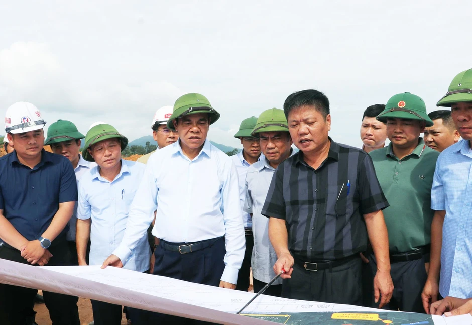 Việt Nam đang xây tuyến cao tốc khổng lồ “ngốn” gần 9,9 triệu m³ đất, gần 1 triệu m³ đá: Gồm 51 cầu, hầm xuyên núi, phải cấp phép thêm hàng loạt mỏ để đáp ứng Việt Nam đang xây tuyến cao tốc khổng lồ “ngốn” gần 9,9 triệu m³ đất, gần 1 triệu m³ đá: Gồm 51 cầu, hầm xuyên núi, phải cấp phép thêm hàng loạt mỏ để đáp ứng